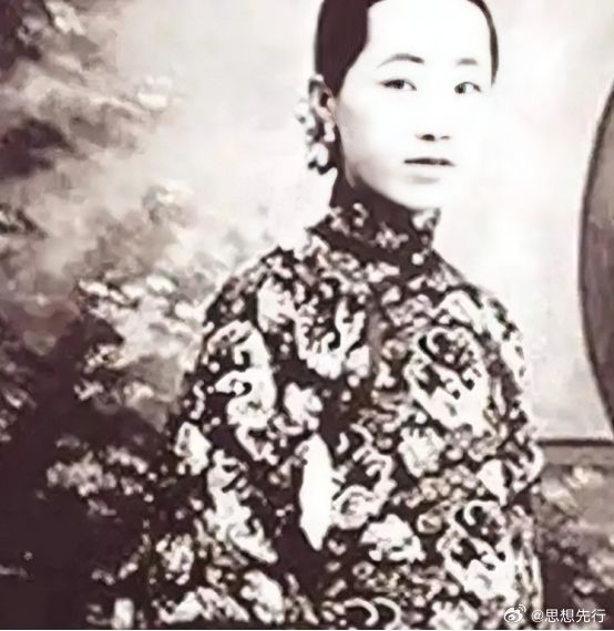 1899年，梁启超把全家人接到了日本。他一见到妻子的“陪嫁丫鬟”王桂荃，眼睛顿时就亮了起来，妻子李蕙