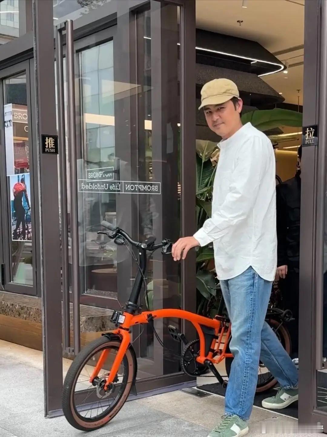 46岁明道现身上海一家车店买脚踏车，他的穿衣打扮时尚有型，身材高大，脸部圆润，看