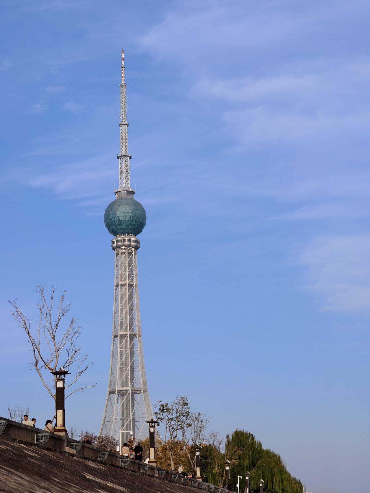 今天去洛阳城市阳台转转感觉有点压抑。本来城市阳台的规划建设，提升了城市品位，令洛