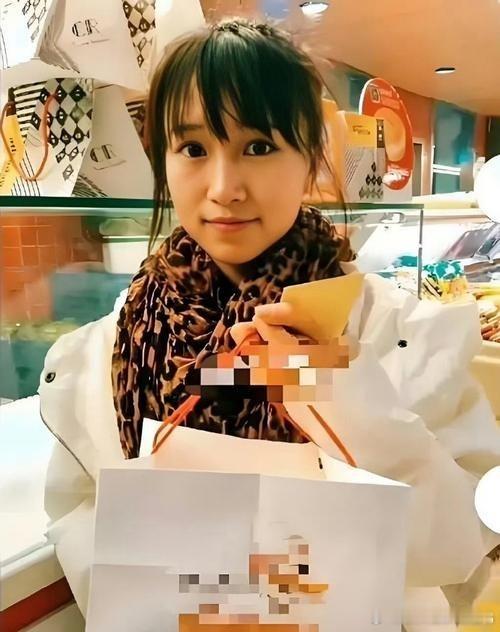 还没成名时的李子柒，也曾在街头发传单；还没成为首富前的马斯克，也是在车间里边吃边