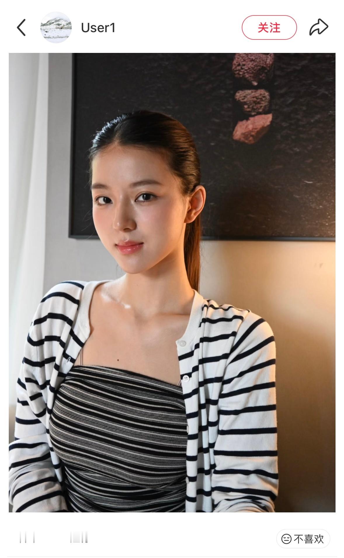 真的喜欢看美女穿条纹衫条纹就是很能低调的同时又最衬美女的元素….​​​