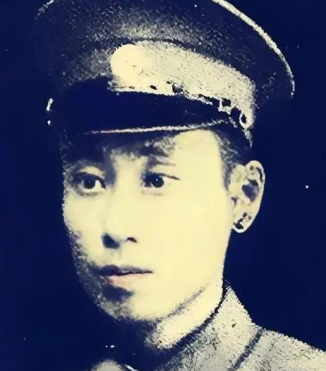 1949年后，北京功德林一号收押了一批国民党高级战俘。他们曾执掌重兵，如今在铁窗