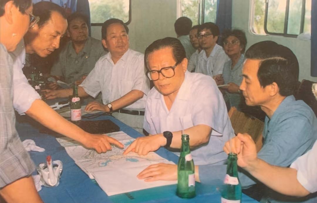 1991年江同志到安徽研究抗洪救灾工作。江同志右边，是当时的国务院副总理田纪云，