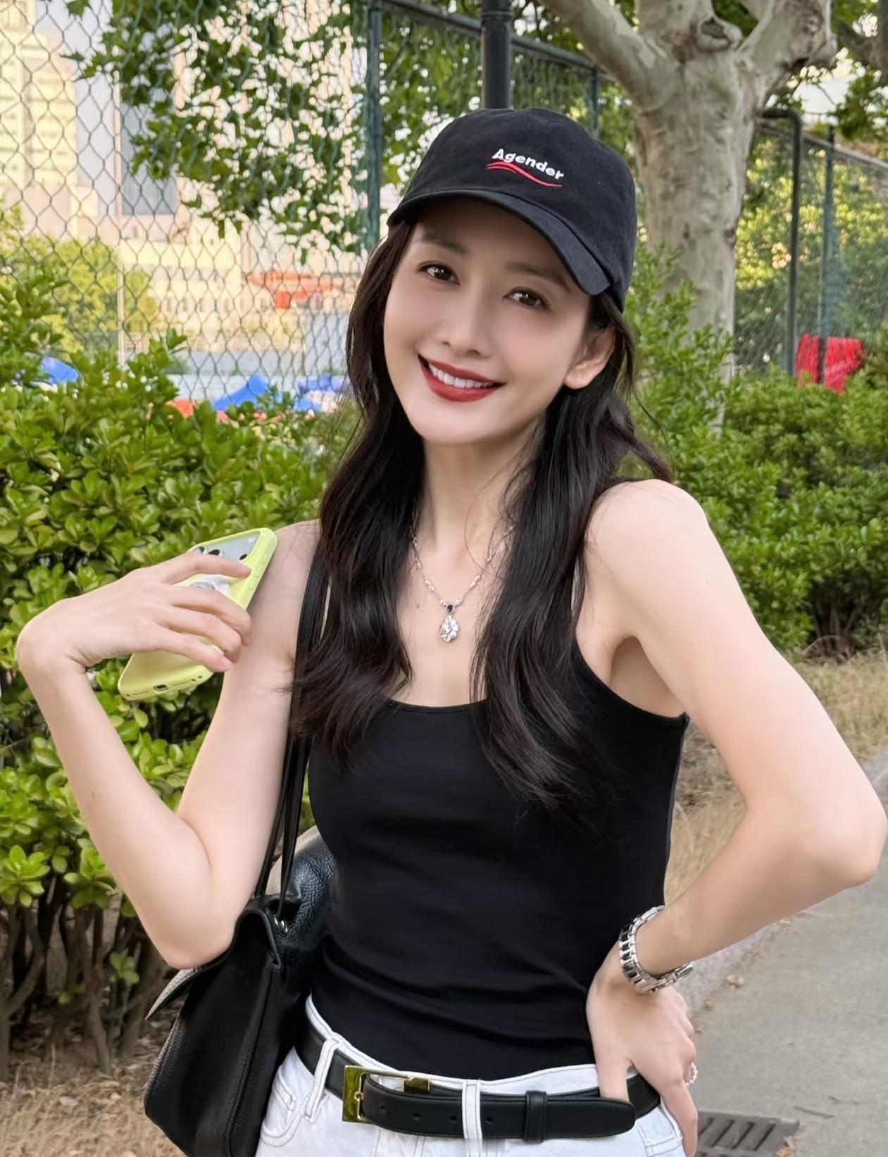 我妹妹在北京上学见过王鸥，回来后偷偷跟我说，以后千万别说王鸥是美女了，你是不
