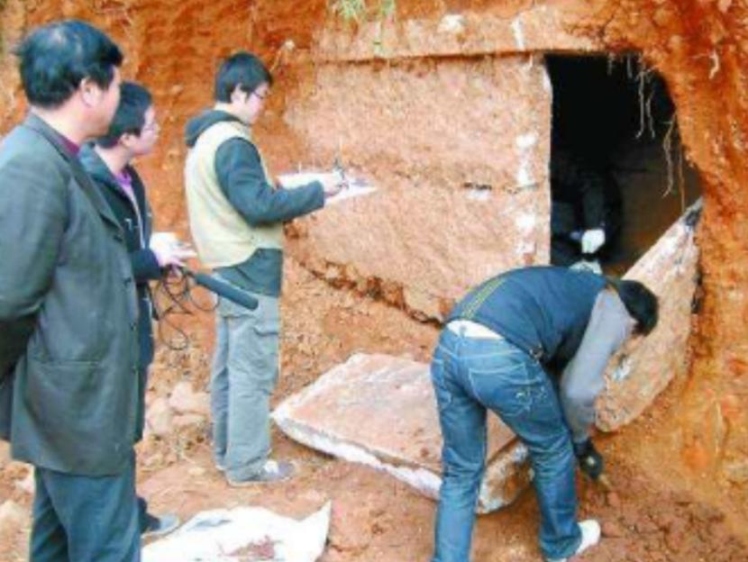 2007年，吕布墓葬终于被找到，不仅发现了传说中的方天画戟，还找到了记载真实吕布