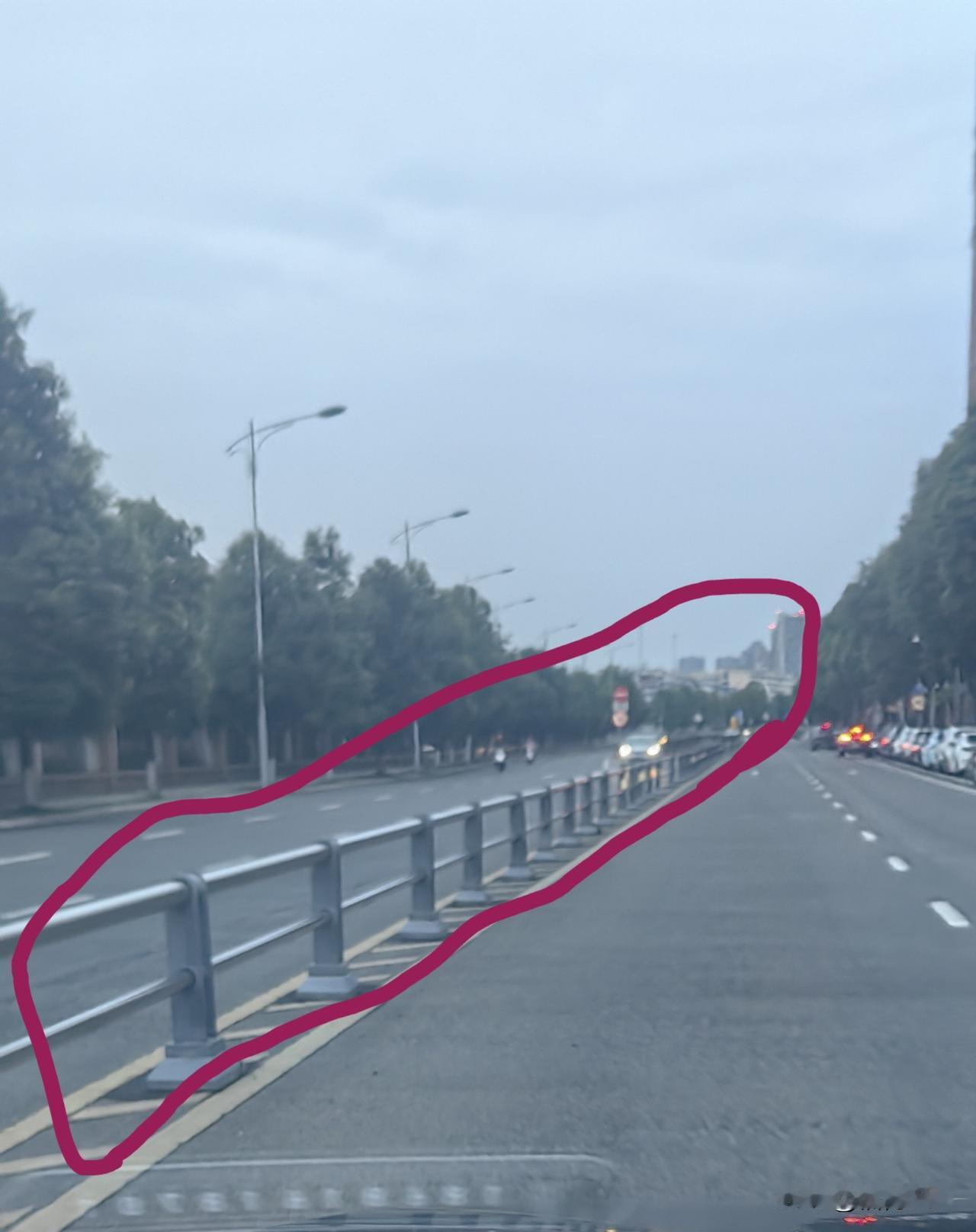 绵阳市区道路以前基本上放置了很多这种隔离栏杆，而且每过几年就要换一次。但是，最近