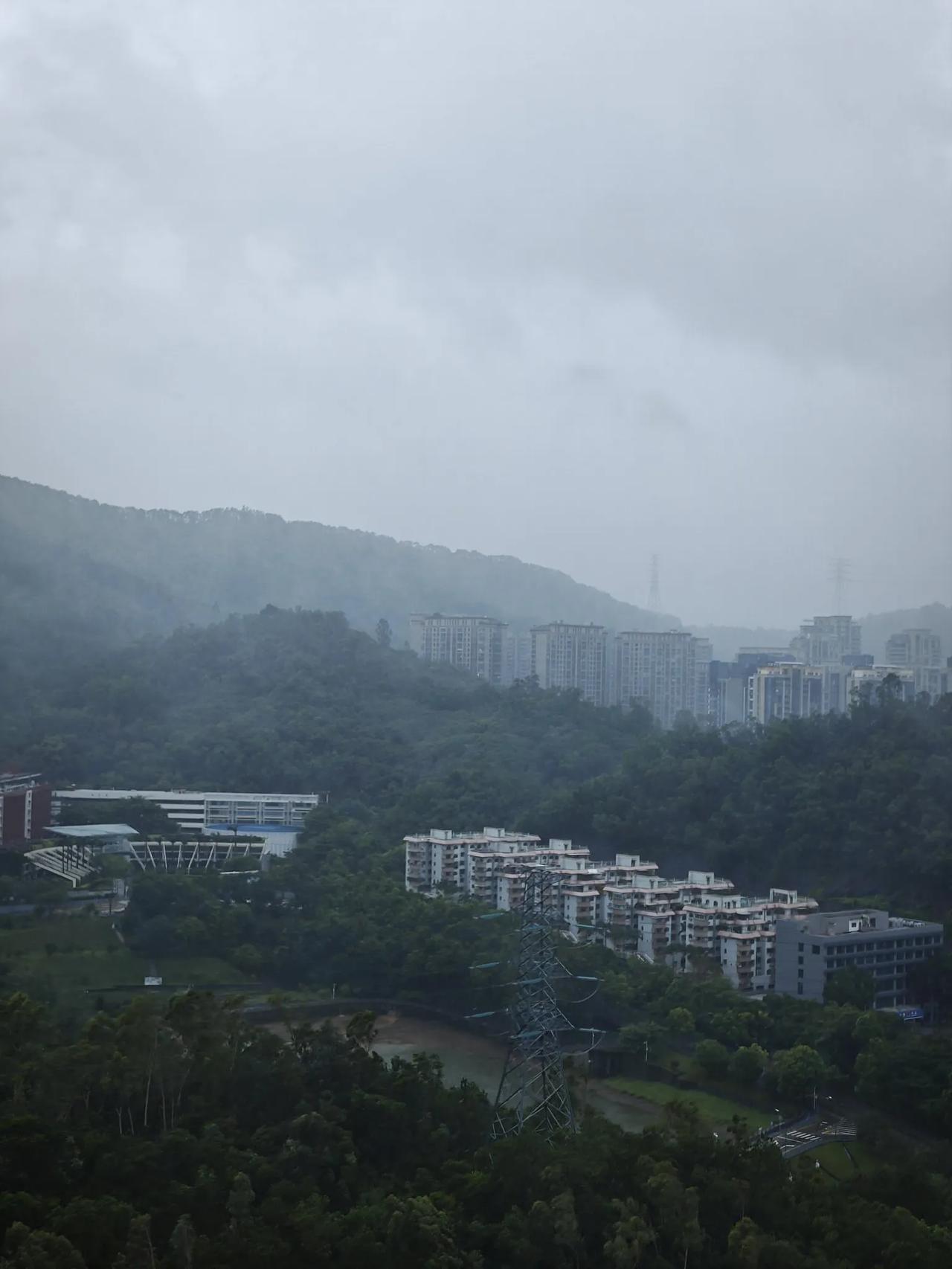 台风韦帕驾到！深圳此刻狂风暴雨，风来得太猛了，远处的山，形成了一片片雨幕，也算难