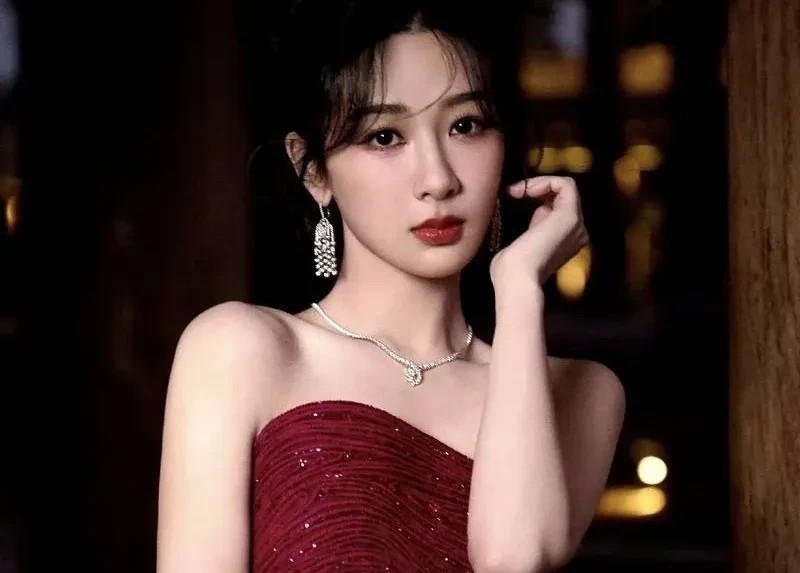 杨紫赢麻了？杨紫的资源已经凌驾于其他90花了，以前迪丽热巴还可以和她ba