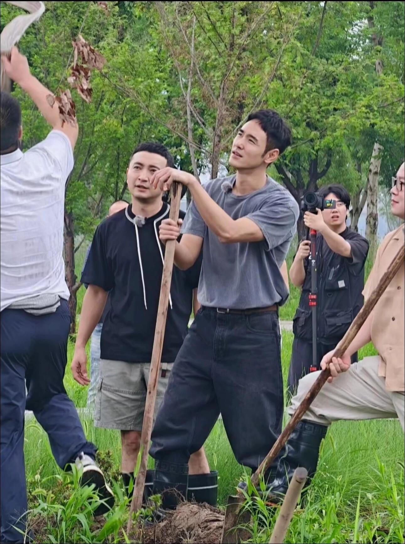 什么样的男人拿把锄头往地里一杵都能这么帅！阮经天​​​