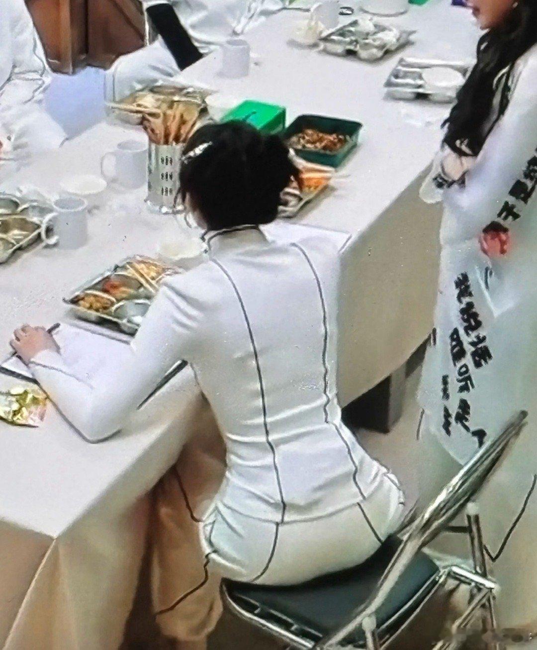 热巴背面超绝腰臀比，正面超绝小兔子～我真的斯哈斯哈，爱了爱了这么看真的是好明显的