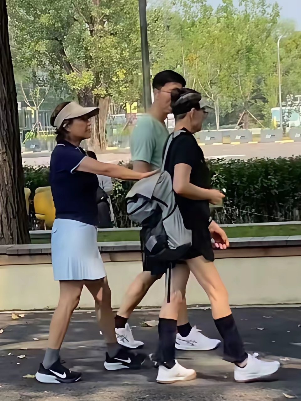 66岁宋丹丹与好友李静在朝阳公园前往训练场打匹克球途中被网友偶遇。宋丹丹长期坚持锻炼，她腿部肌肉匀称