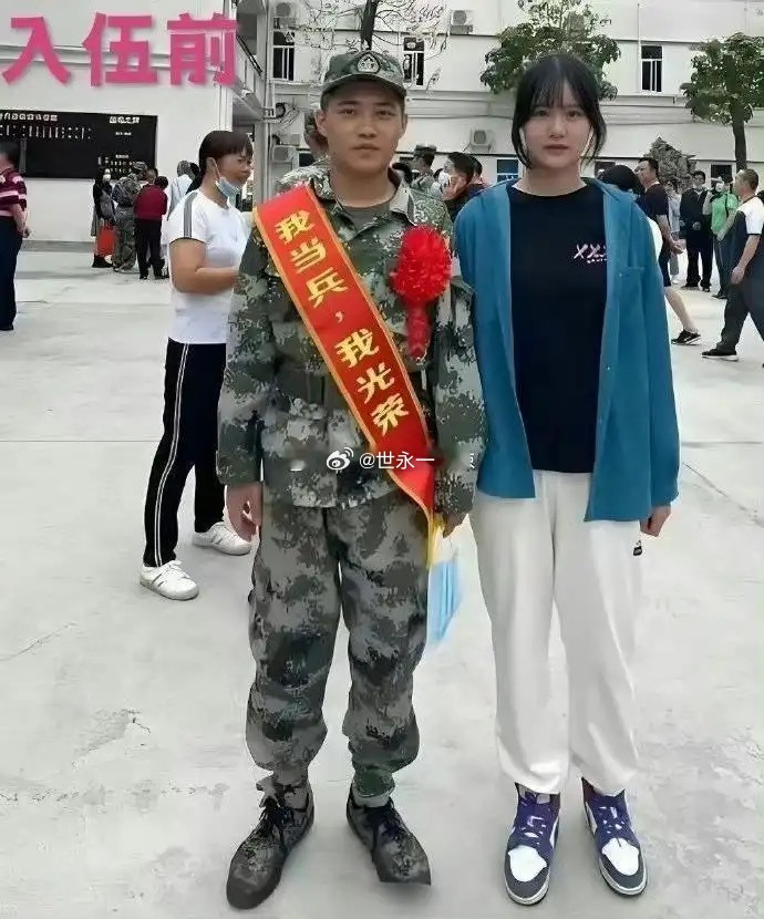 入伍和退伍，两人的气质都变了！​​​