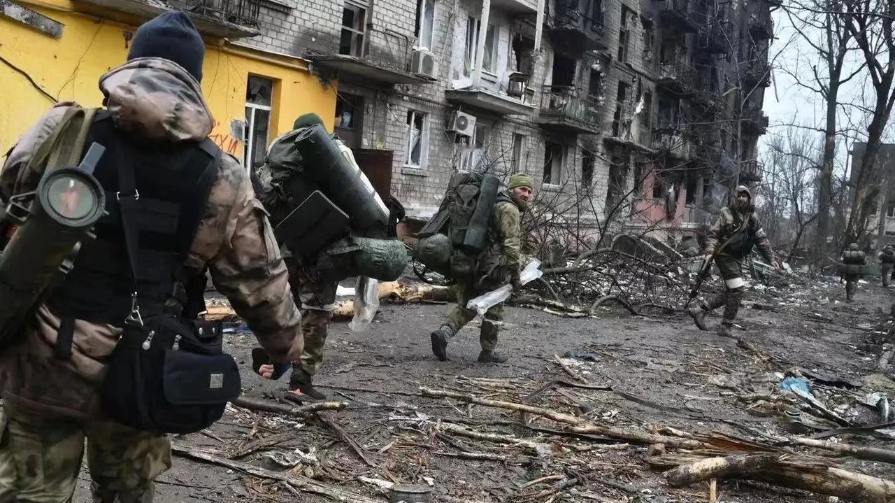 由于红军城方向乌军援兵进不来，多次突围损失巨大，当前突围可能性极低，这也使乌军面