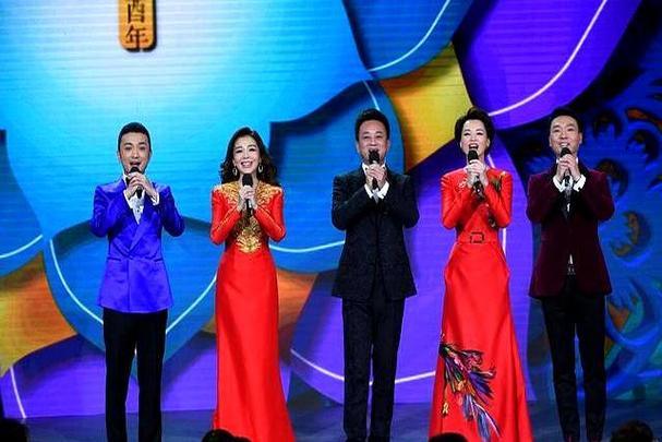 马年春晚主持人的状态太真实了！没有过度包装的完美感，满是自然的烟火气。任鲁豫控场