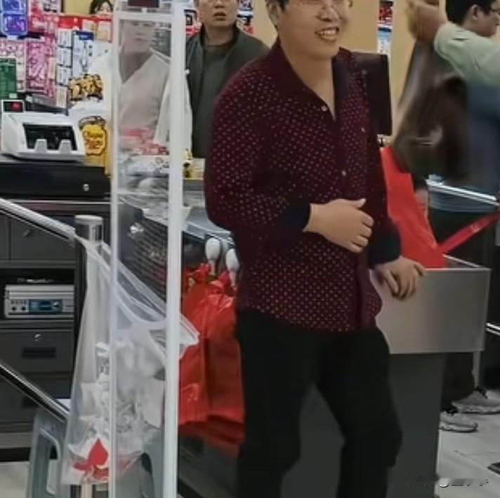 太过分了！安徽，一老人在过超市时安检报警响了，超市工作人员让老人脱光衣服后，却什