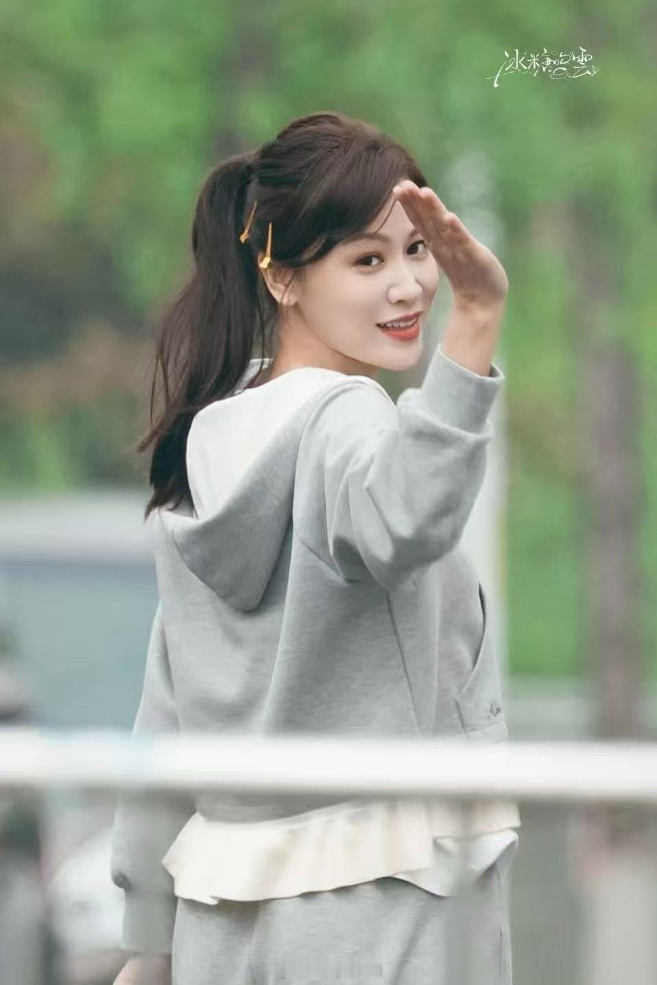 叶一茜还原05超女造型谁懂这一眼的含金量？二十年过去，她还是那个白月光。造型还