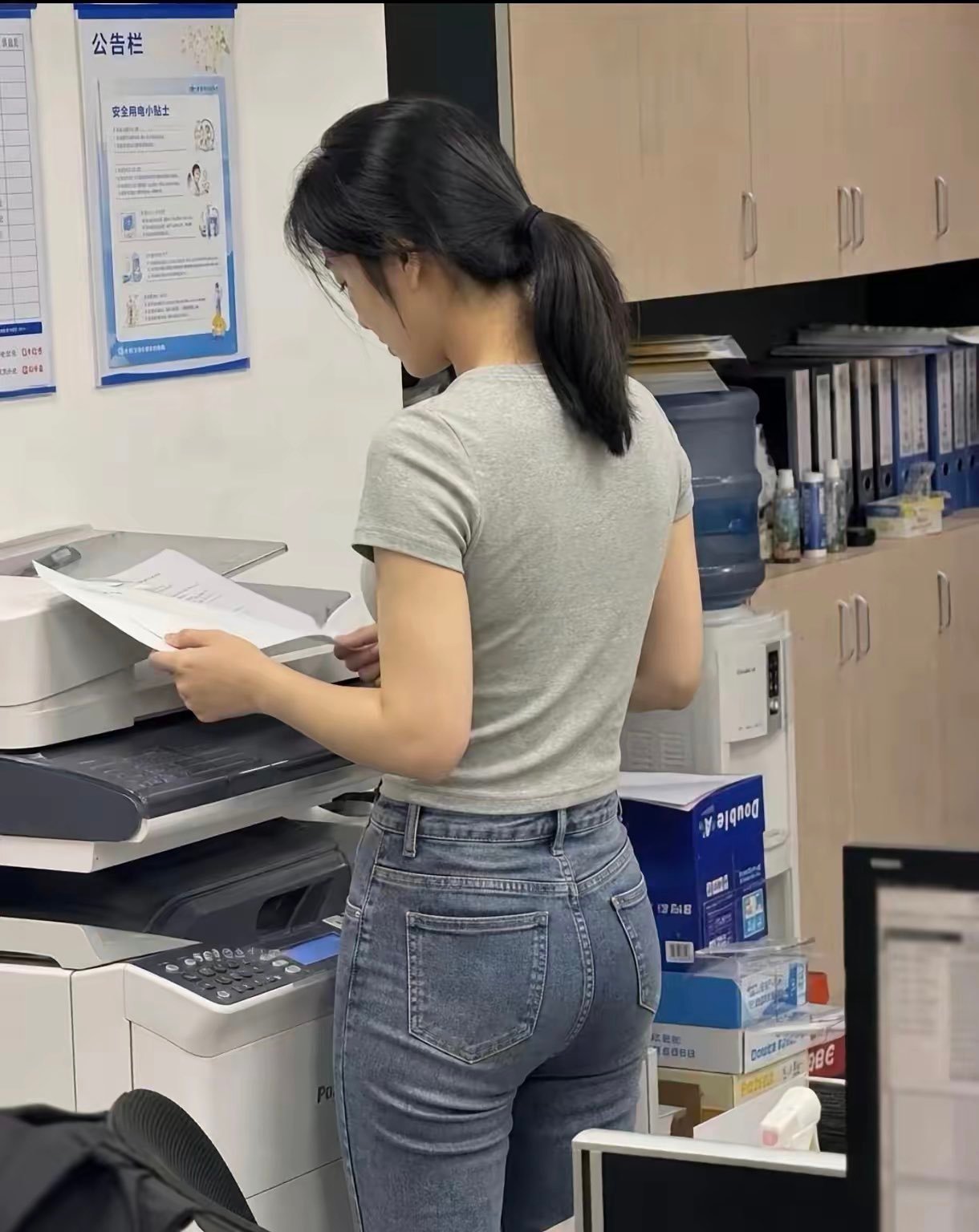 为什么大部分女生穿裤子不用系皮带？不会掉么？
