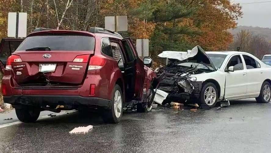 吉林长春，一男子开车把网约车撞了。交警认定男子主责，网约车司机次责。网约车进厂维