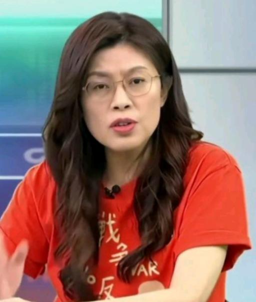 让人感到意外的是，新当选的国民党主席郑丽文，一查底细才发现她不仅是妥妥的“蓝二代