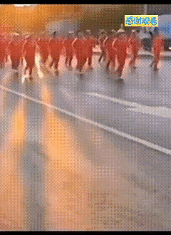 暴走团遇到了洒水车，做的过分了啊！