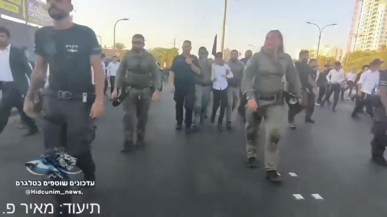 以色列极端正统派犹太人在关押逃兵的古尔基地外举行抗议集会，遭到以警察的强力镇压，