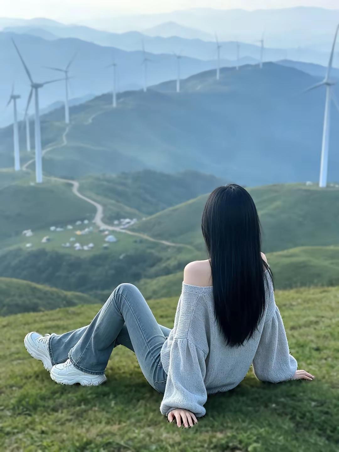 风车与少女，静享山间时光