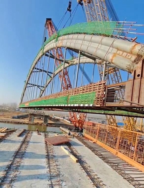 谁也没想到，就是普通上个班、散个步、遛个弯的功夫，江苏盐城那座看着结结实实的大桥