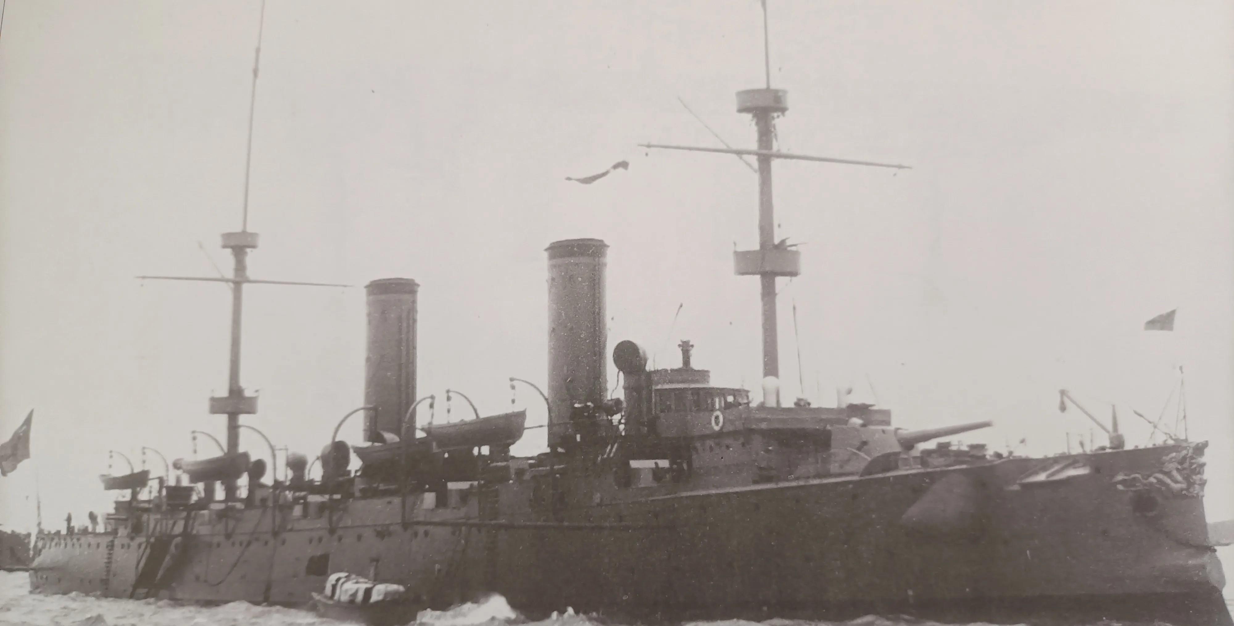清末海军穹甲巡洋舰，“海圻舰”1896年11月11日开工，建造厂，英国阿姆斯特朗