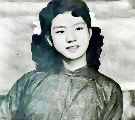 1949年，军统特务毛森抓到了一个交际花小姐，在审讯期间，毛森扒下她的衣服，露出