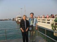 将近三点，睡梦中隐约被声音弄醒，睁眼一看，老人点灯坐在客厅沙发上，在自言自语。