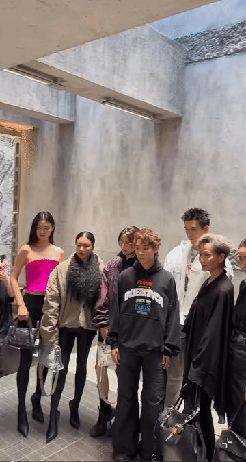 阮经天到底哪一步没走好，从一个顶流小生成了拍照都得想尽办法自己找镜头的小咖？其实