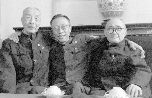 左：我反对溥仪。右：我支持溥仪。中：我就是溥仪。敬这大争之世，敬这小酌