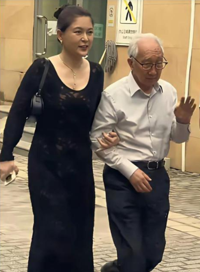 老当益壮，92岁的原中央美院院长靳尚谊老先生带着46岁娇妻祁艳参加活动，羡煞一众中青年男士，这才是艺
