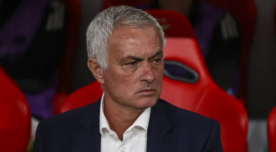 皇马球星自取其辱，前曼联球星为穆帅辩护：穆帅不是种族歧视者。巴西球员维尼修斯指