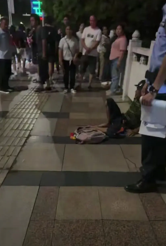 哎，好可惜，“你不读书就去死！”，网传桂林一女同学深夜跳水，爷爷在岸边哭死！早知