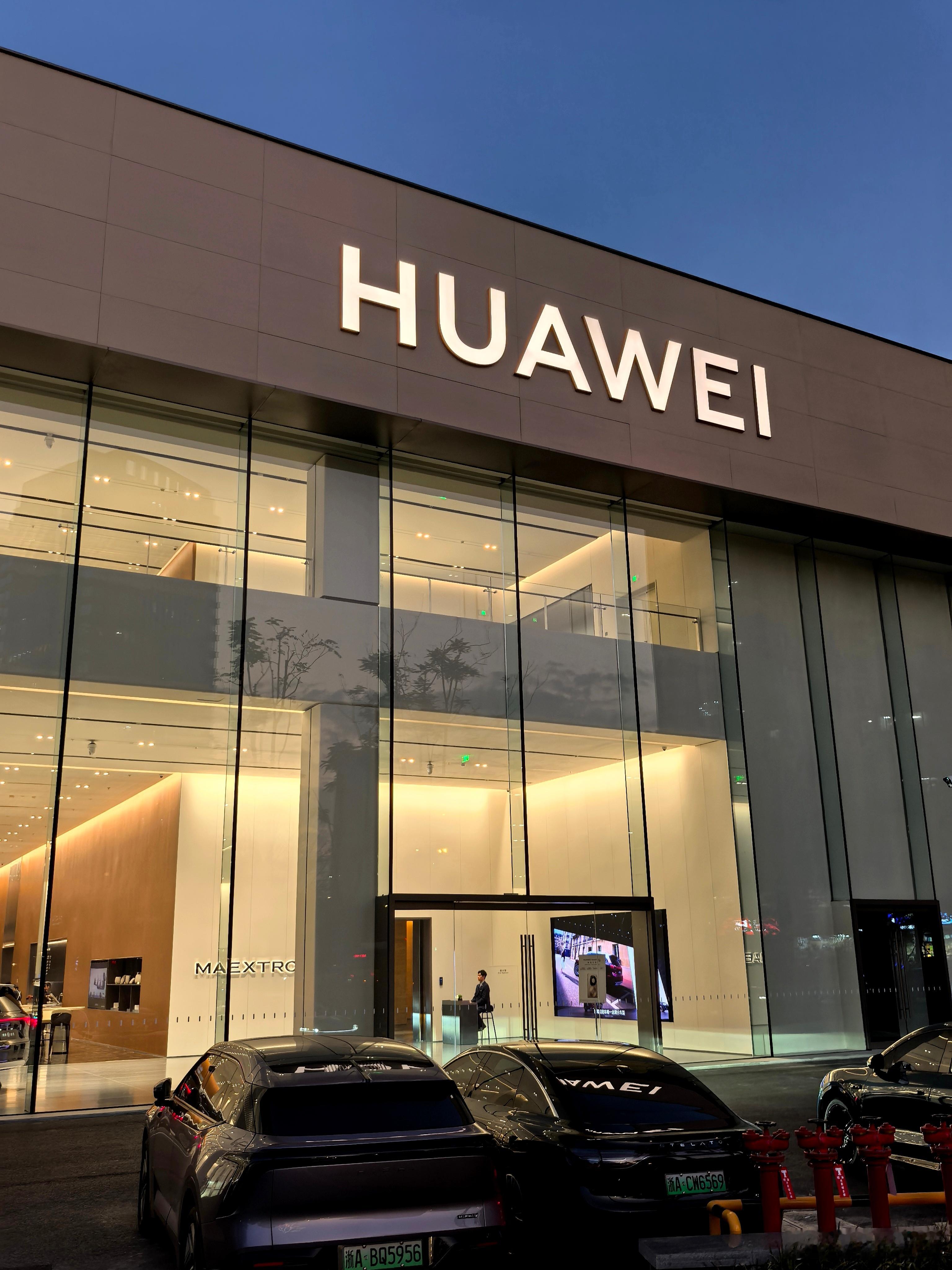 今天来全国最大的鸿蒙智行转了转，发现它居然是挂HUAWEI标的店，里面又有车又有