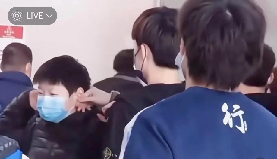 他伸手撩她一缕垂落的发，她没躲，反而微微仰头。他捏了捏她的耳垂，她笑出声，像被