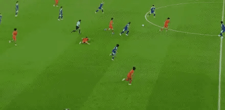 这已经不是个人能力的差距了，而是战术素养的差距。从日本队这个反抢加上单点爆破，足