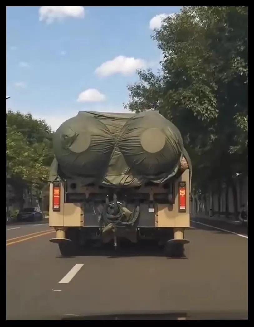 好家伙，这个就厉害了！一辆车搭载两枚，明显不是洲际弹道导弹的搭载模式，但看这弹