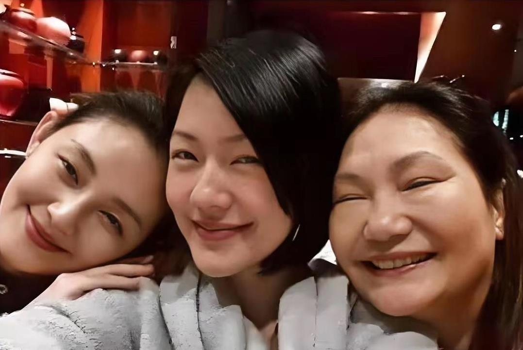 小s是真聪明，她早早生了三个孩子，身体一点没受影响，两个女儿已经开始给她赚钱了。