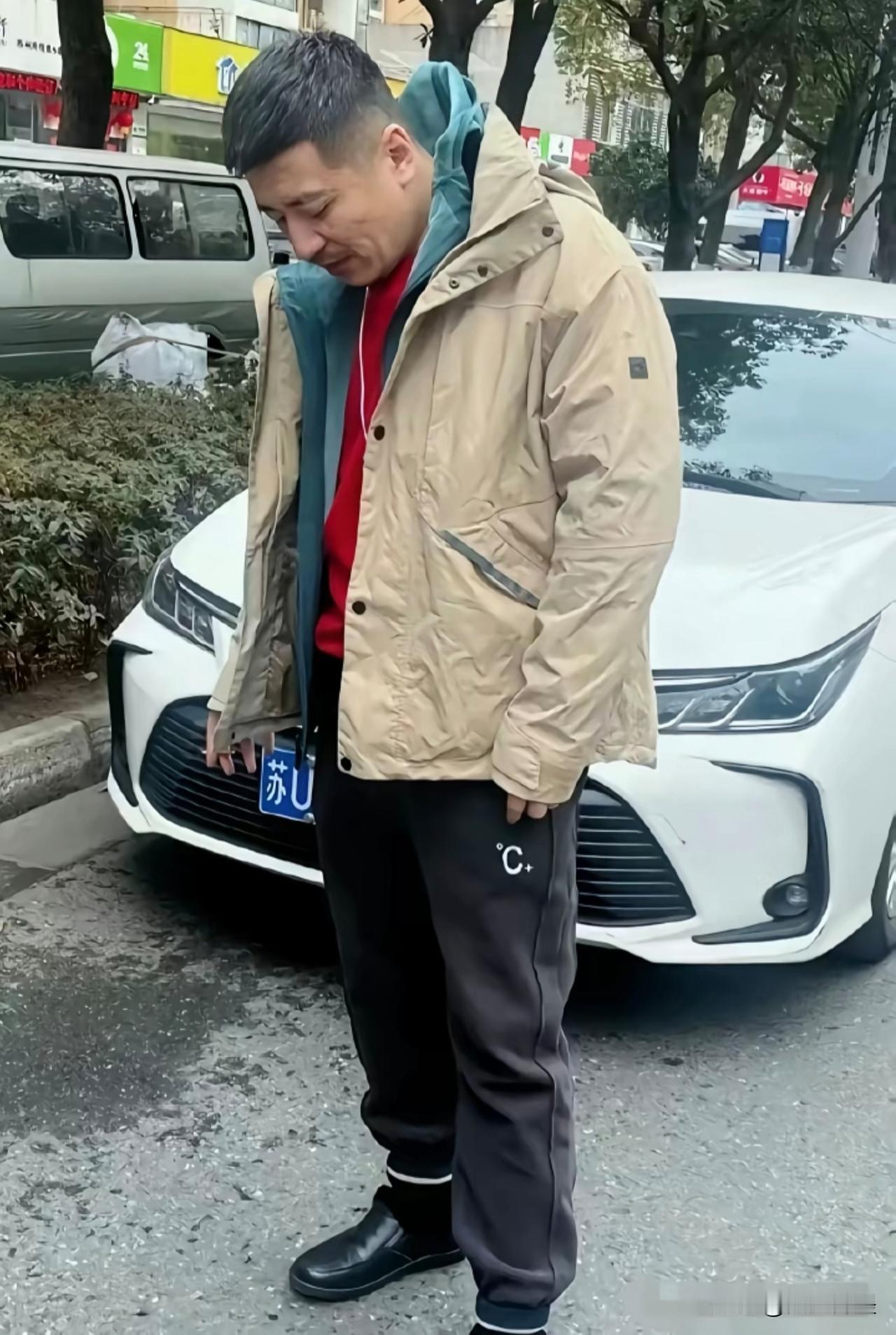 看了这张图片你有什么感想？皱巴巴的衣服，衣服和鞋子也搭配的一塌糊涂，低着头，右