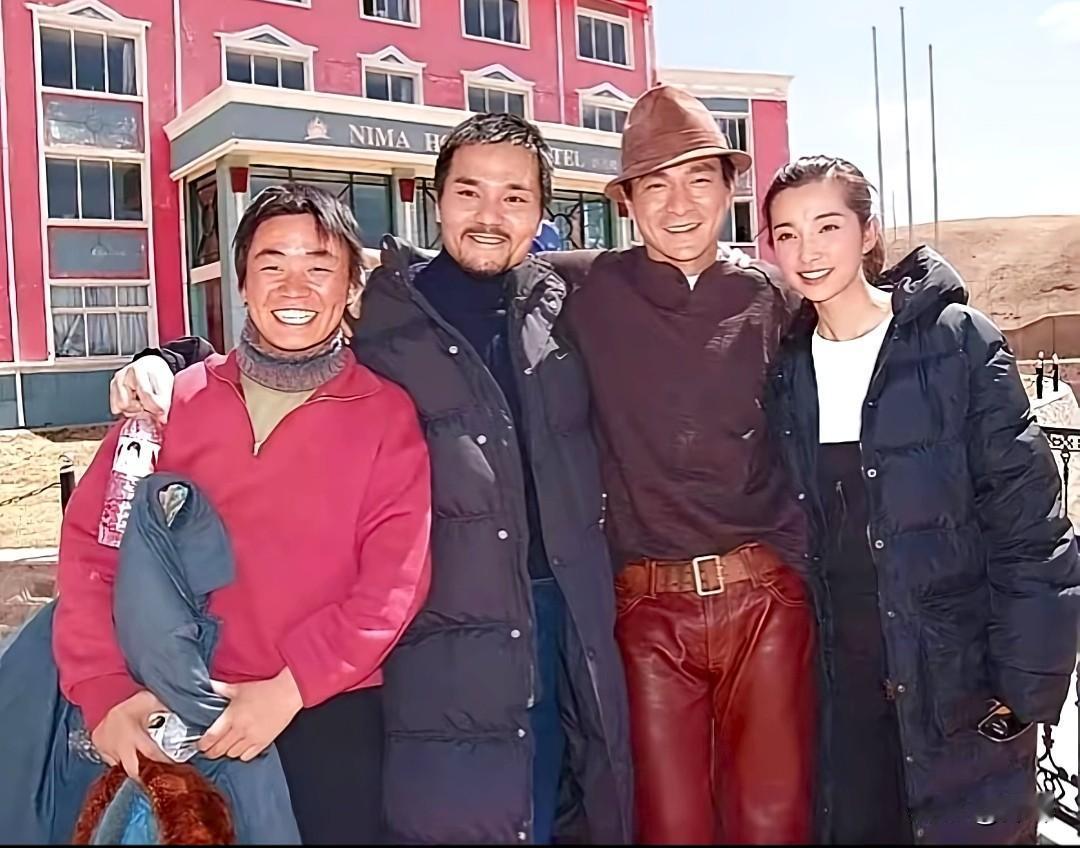 2004年冯小刚执导的经典电影《天下无贼》，画面里从左至右依次是王宝强、林家栋、