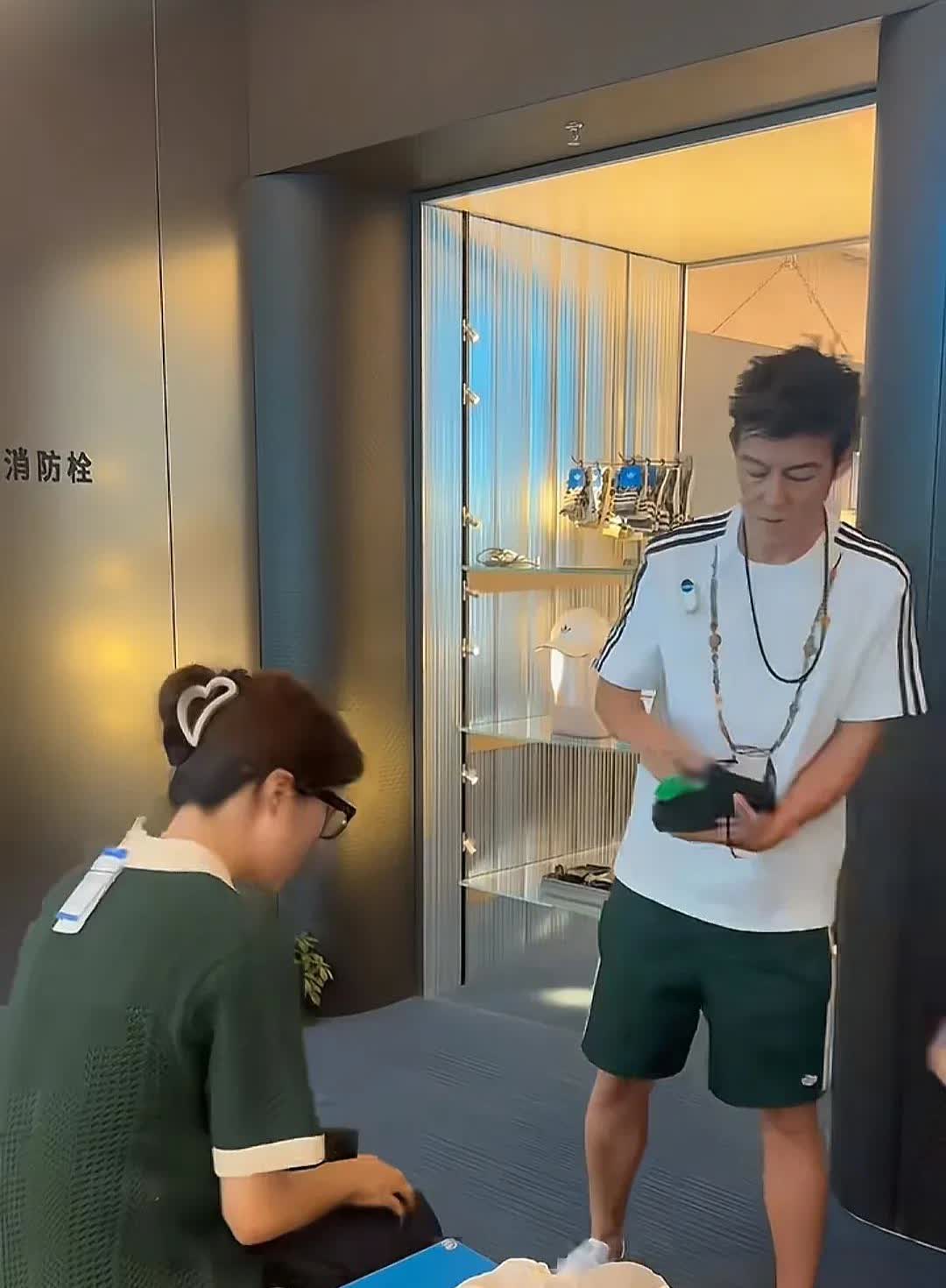 陈冠希真男人，接地气！到上海出席阿迪达斯活动的他，在门店里化身店员给买鞋的顾