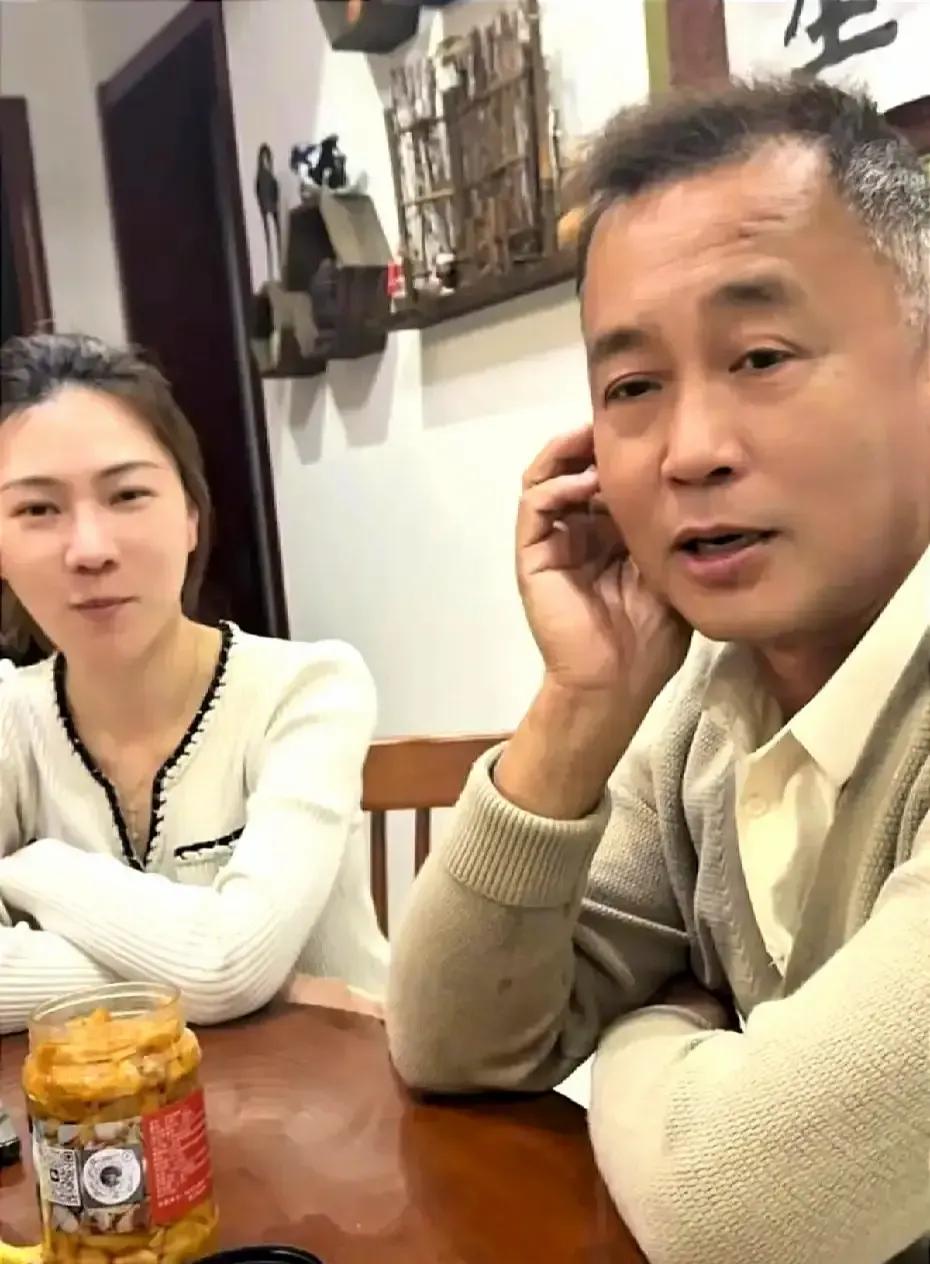 晓晓和沈巍被传分手，热搜挂了一整天。起因是八一在直播里情绪爆炸，说有人表面恩爱