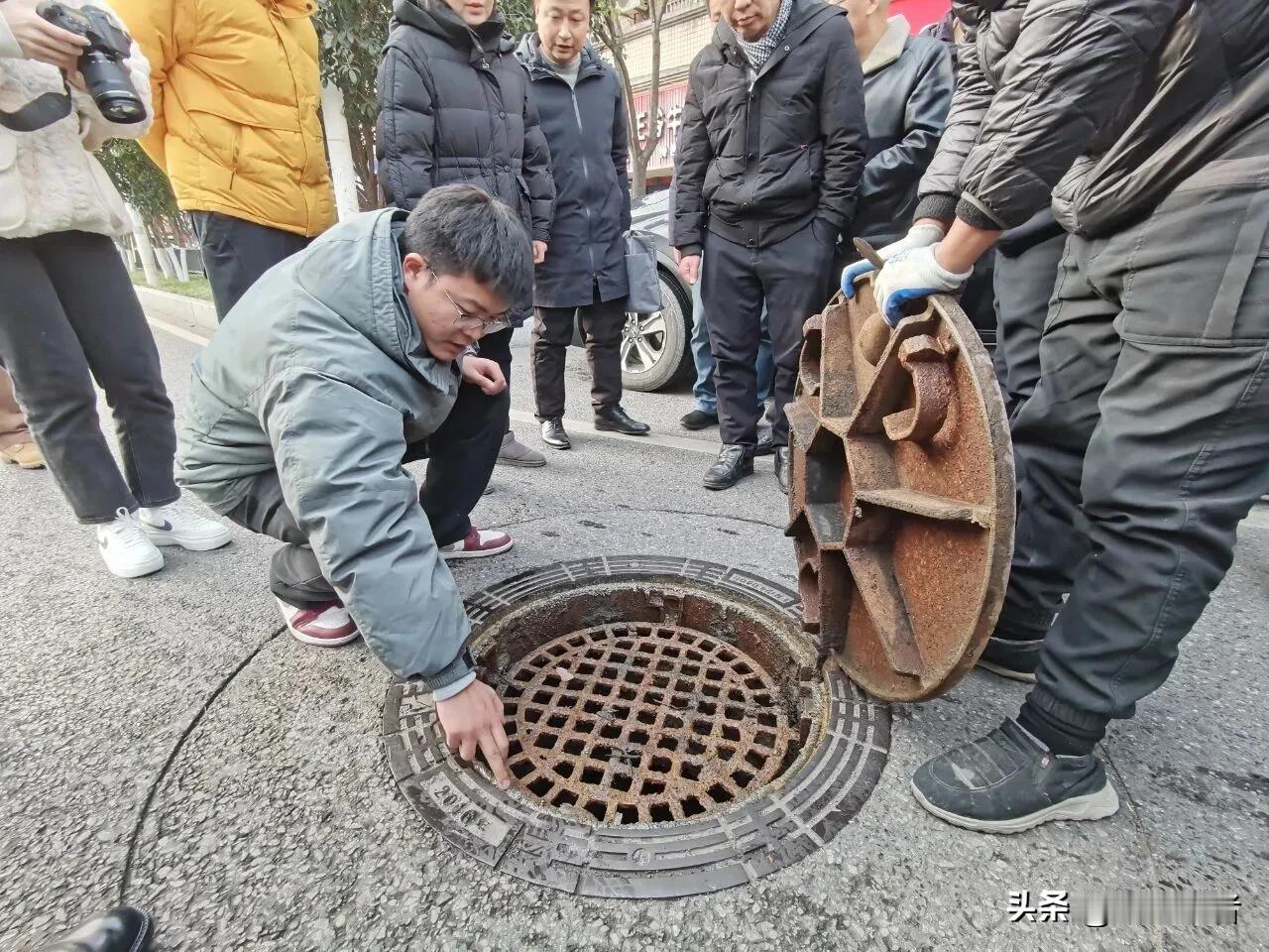 南岸区:南滨路体验感提升,请从井盖开始!很久没去南滨路,这个周末开车从南滨路经