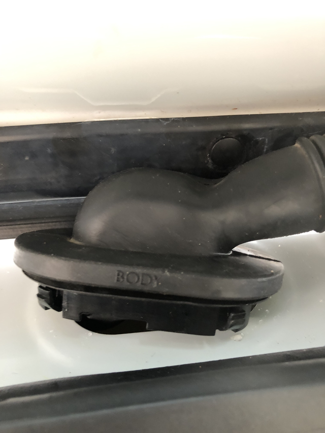 后备箱漏水21款探界者后备箱漏水，绝对的偷工减料，今天洗车，无意中发现后备箱顶