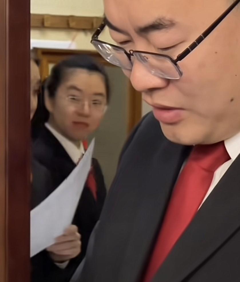济宁中级人民法院对老赖执法的过程，被全程录像，其中有一个好玩的细节，在男法