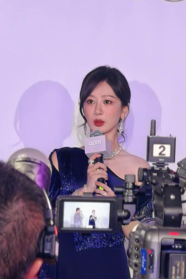 她晕倒在片场第三次的时候，道具师正在把她的戏服腰围改小第二遍。横店90%的古装