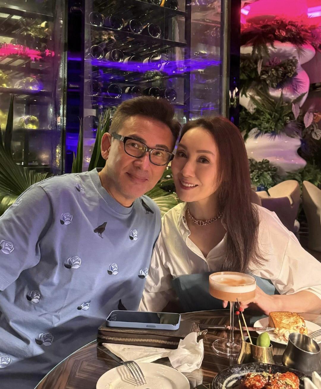 57岁郭可盈和老公林文龙带16岁女儿林天若到酒吧聚餐，她的状态真好，身材苗条，脸