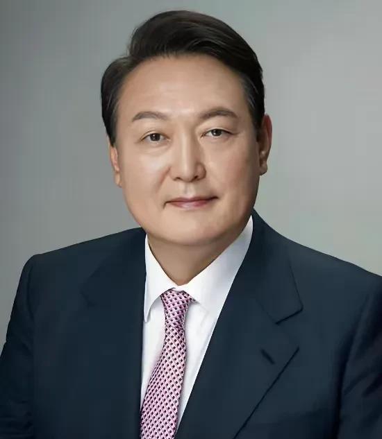 尹锡悦60多岁了，还有严重的糖尿病，牢房没空调不说，还一而再再而三的被拘留。就说